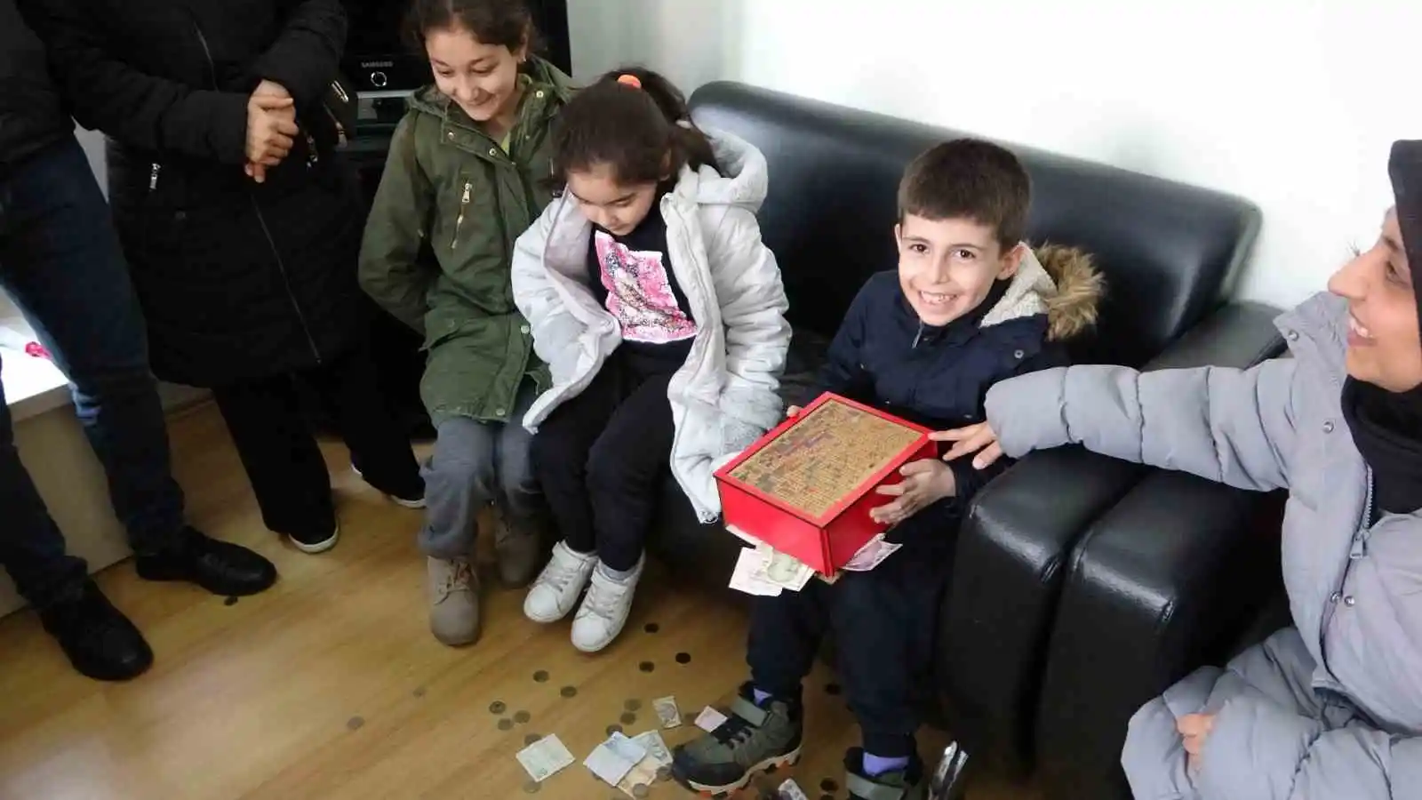 Kartal’a gelen depremzede ailelere Kızılay’dan yardım eli