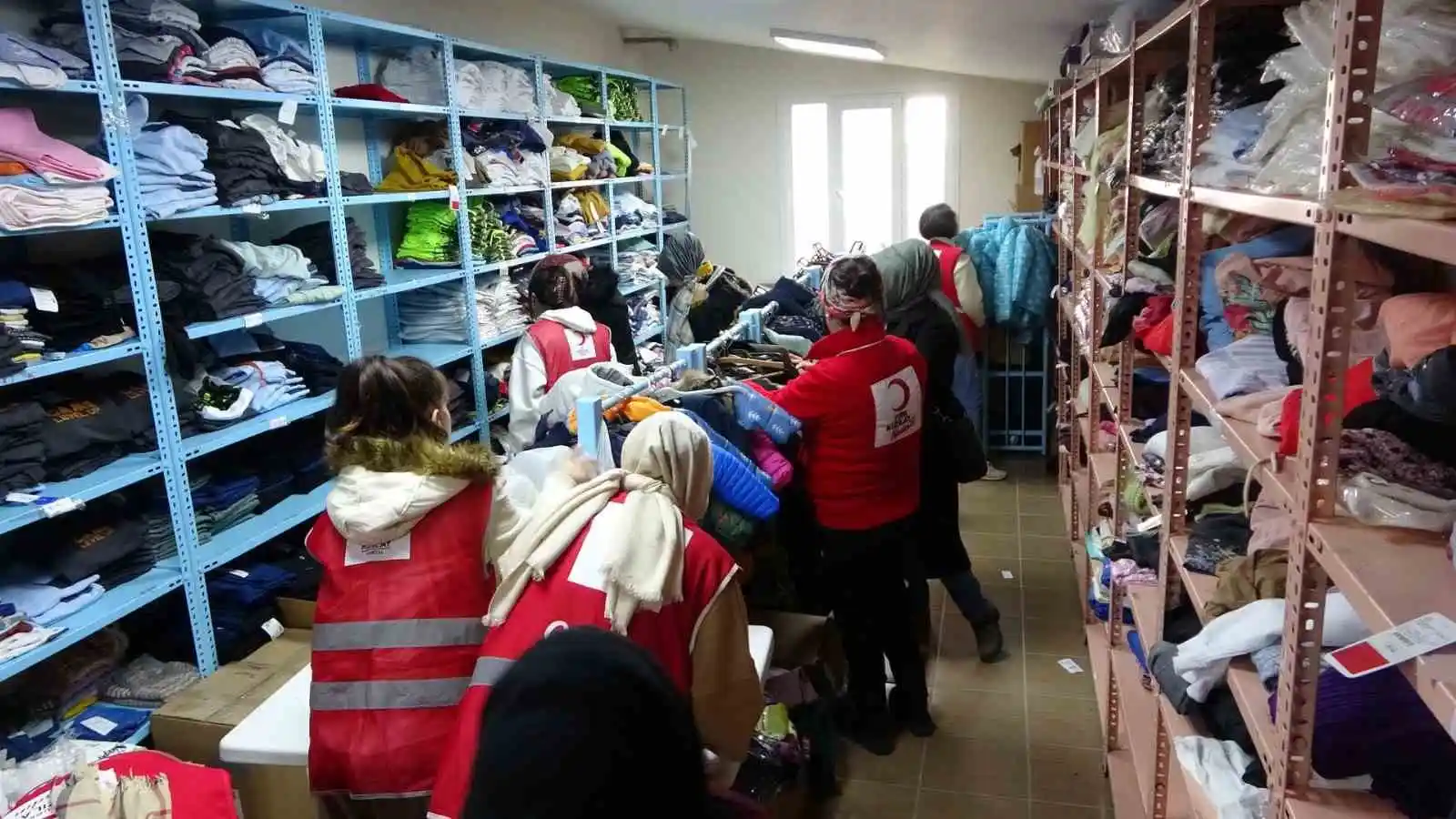 Kartal’a gelen depremzede ailelere Kızılay’dan yardım eli
