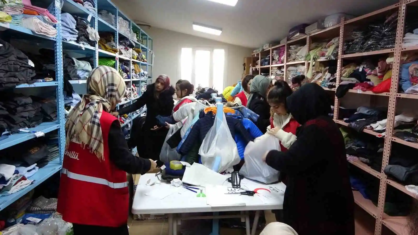 Kartal’a gelen depremzede ailelere Kızılay’dan yardım eli