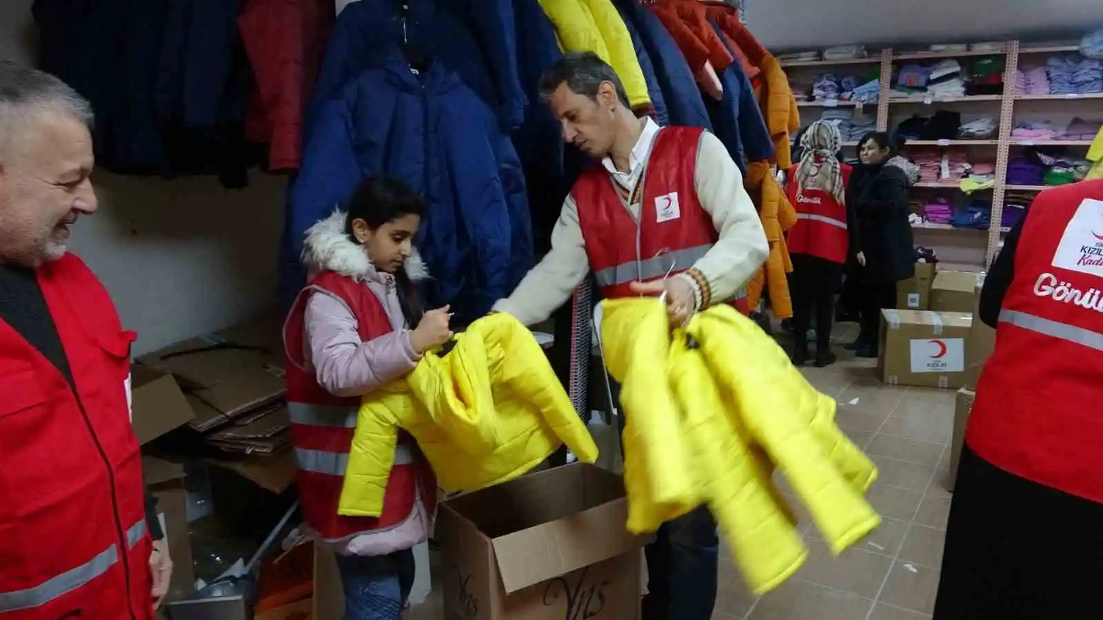 Kartal’a gelen depremzede ailelere Kızılay’dan yardım eli
