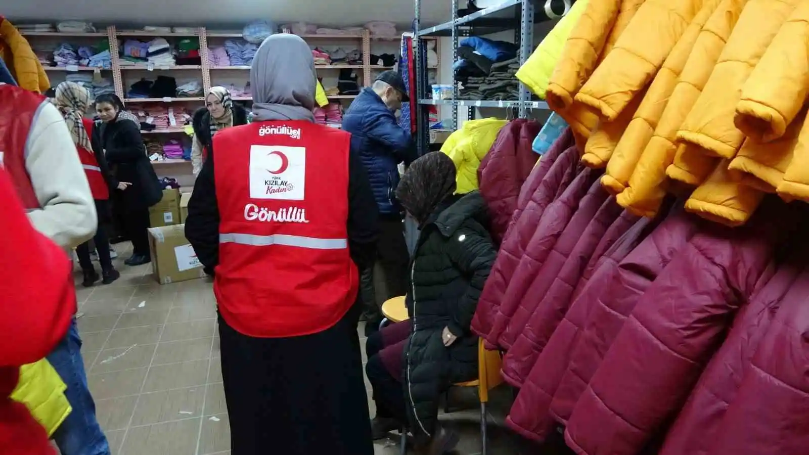 Kartal’a gelen depremzede ailelere Kızılay’dan yardım eli