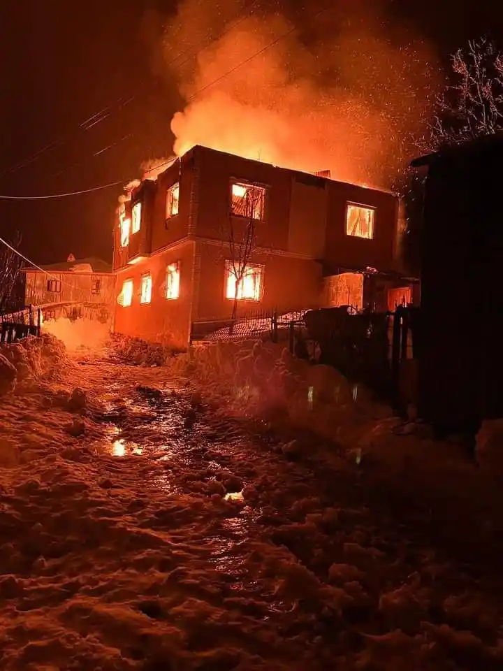 Kastamonu'da iki katlı ev alevlere teslim oldu
