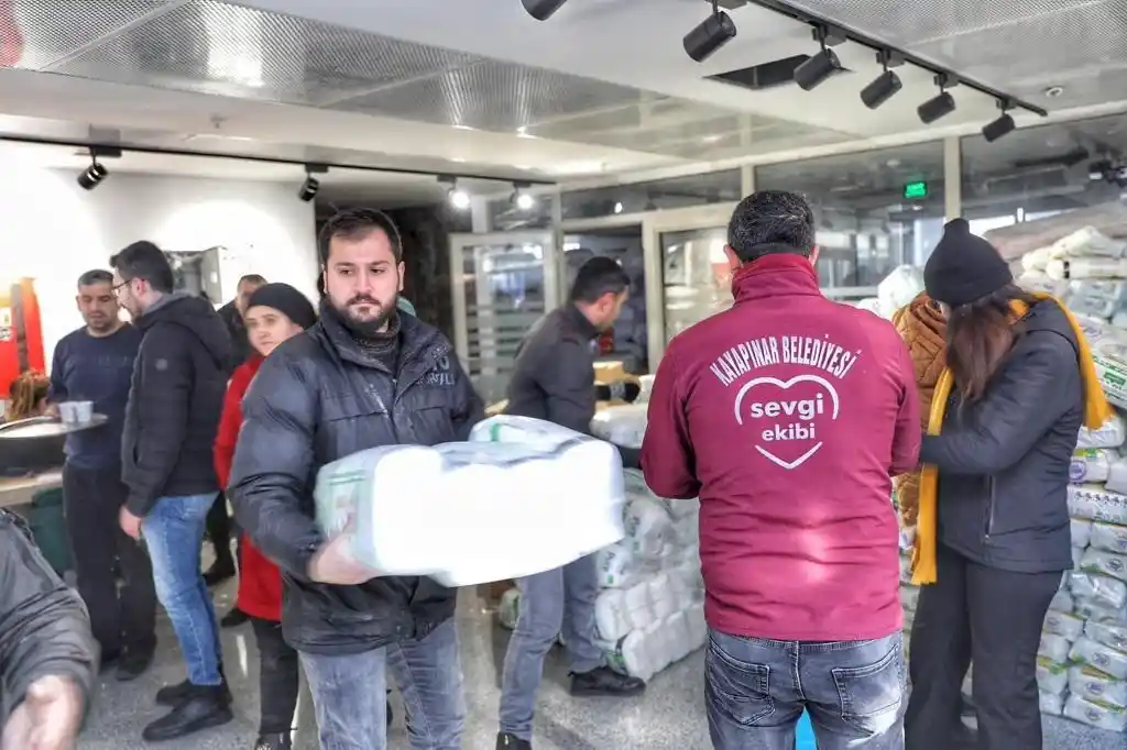 Kayapınar Belediyesi deprem bölgelerinde yaraları sarıyor