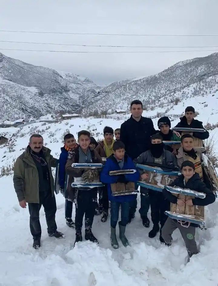 Kaymakam Taşgın, kızakla kayan çocukların sevincine ortak oldu