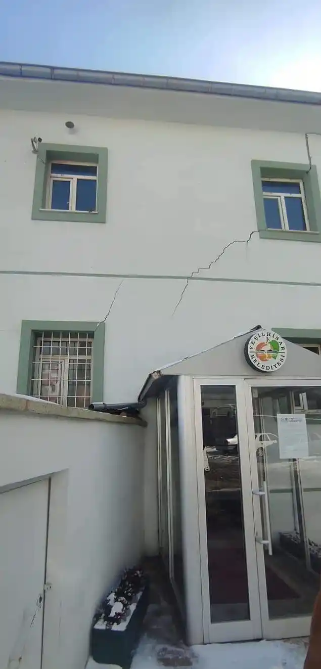 Kayseri'de belediye binası da depremden etkilendi

