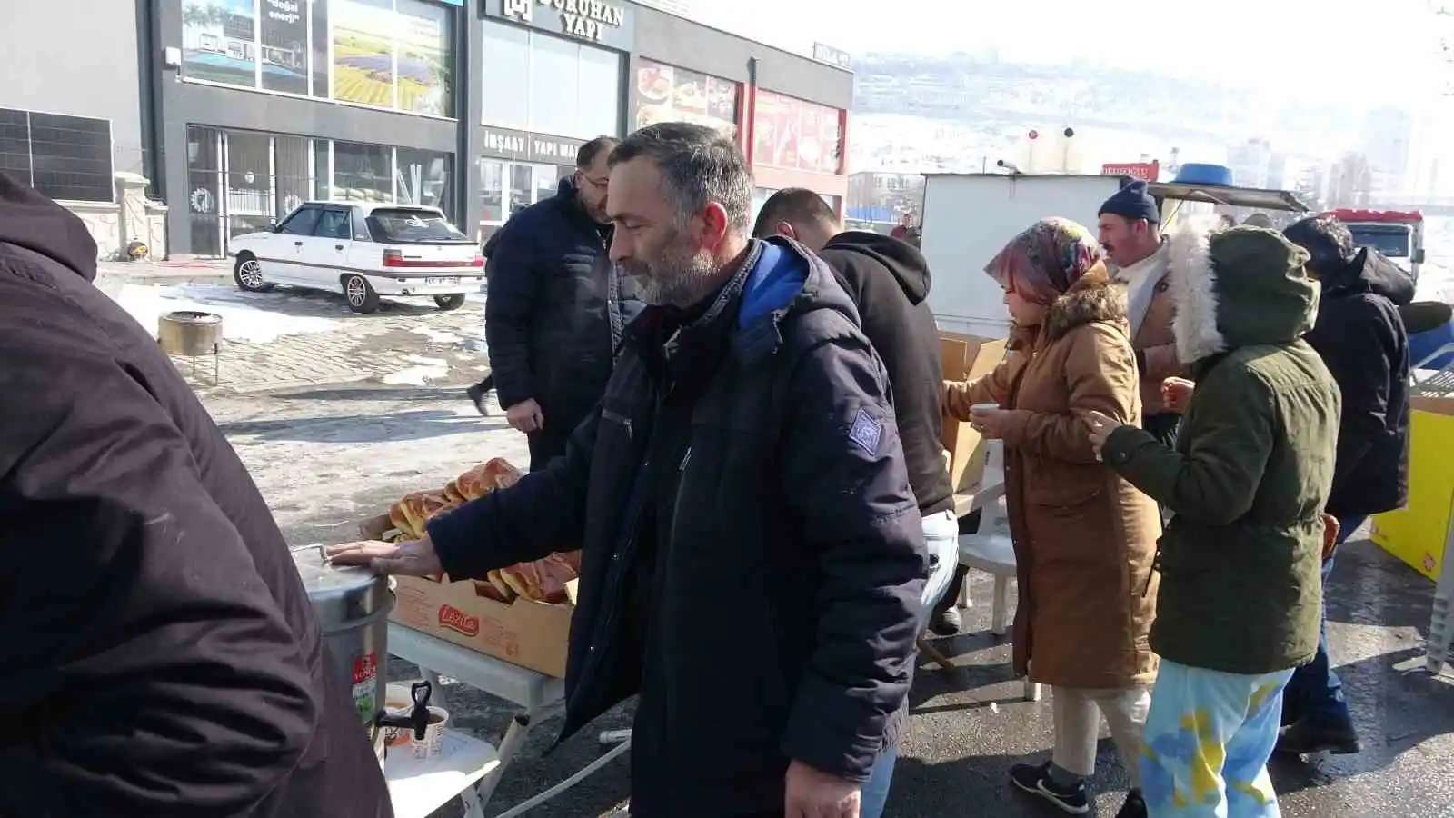 Kayseri'de depremzedeler sıcak çay ve çorba ile karşılanıyor
