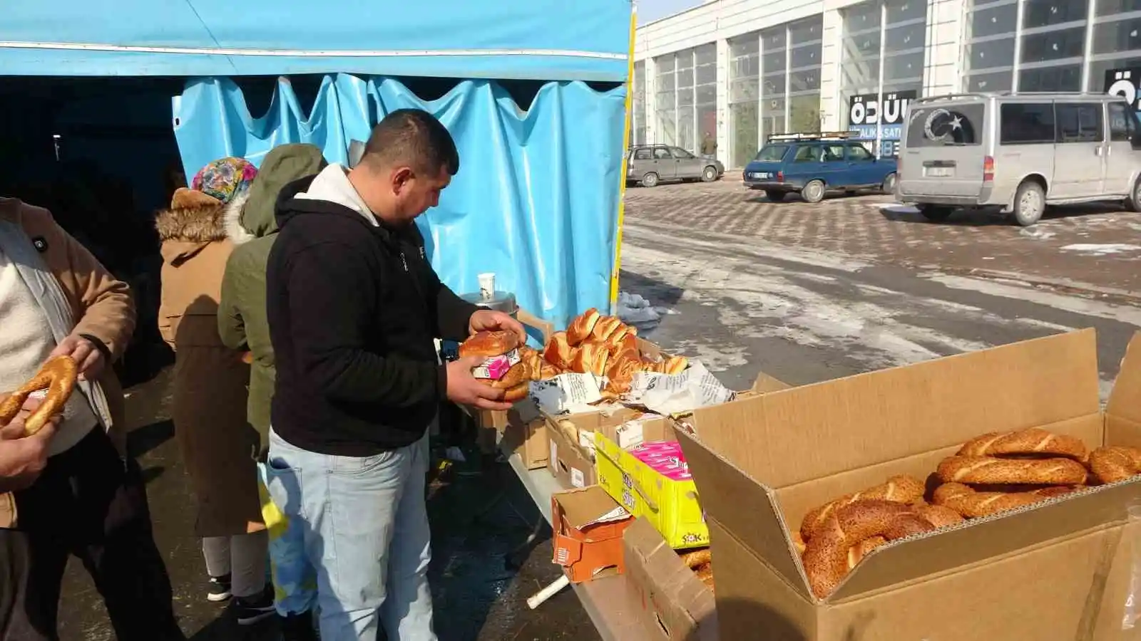Kayseri’de depremzedeler sıcak çay ve çorba ile karşılanıyor