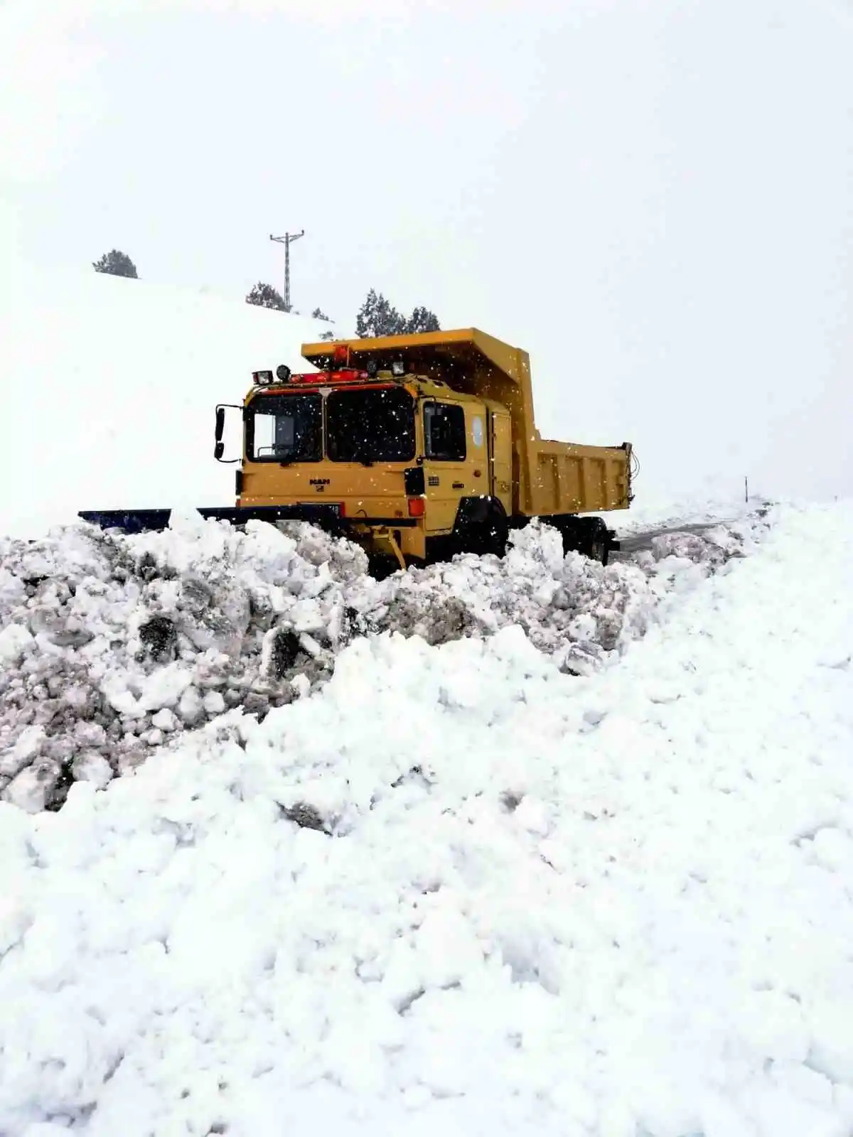Kayseri’de yoğun kardan dolayı ulaşıma kapanan 208 mahalle yolu açıldı
