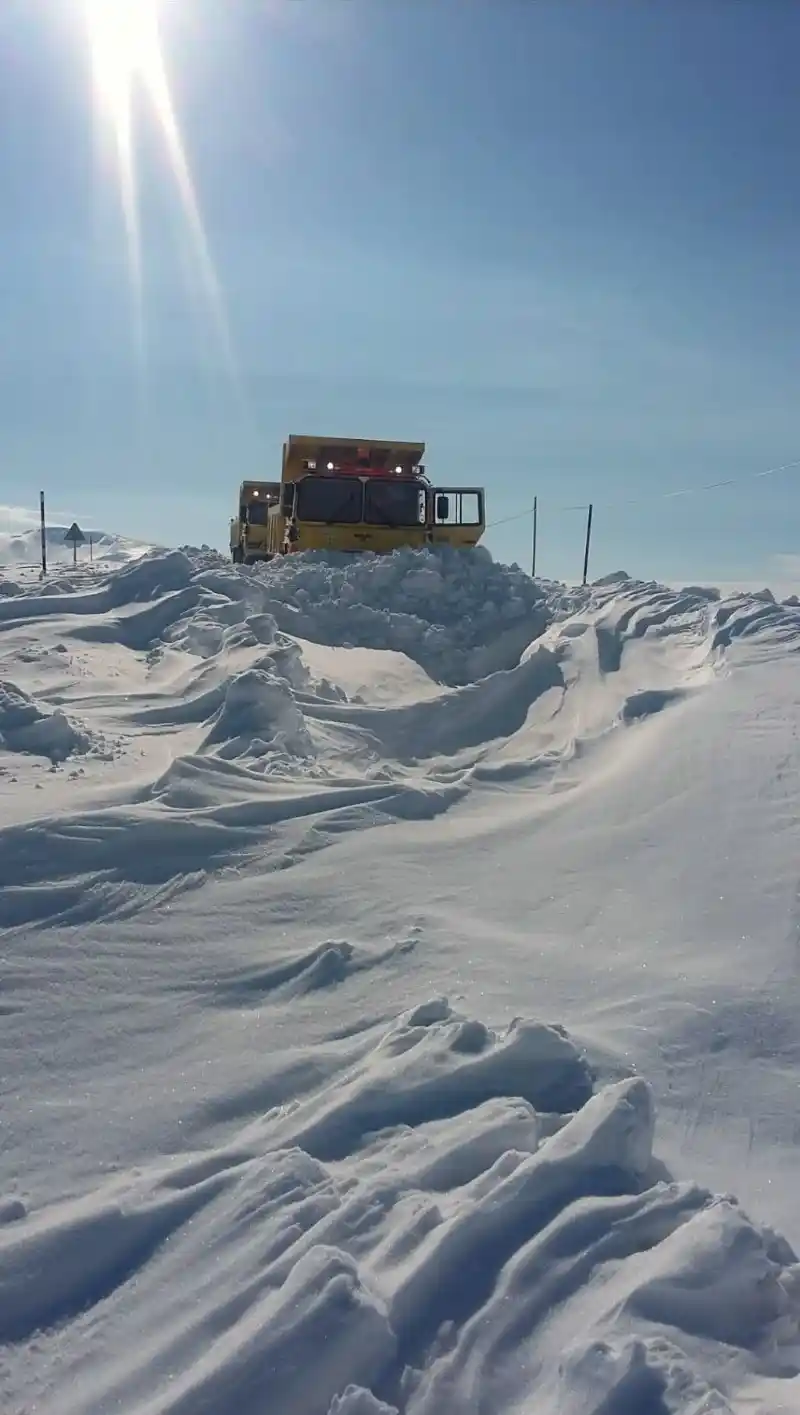 Kayseri’de yoğun kardan dolayı ulaşıma kapanan 208 mahalle yolu açıldı
