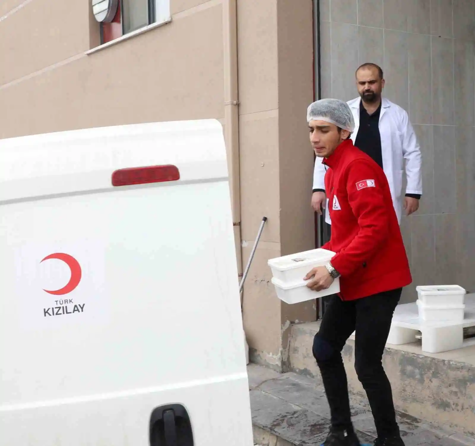 KAYÜ bağışçılardan temin ettiği sütü peynir yaparak depremzedelere gönderdi