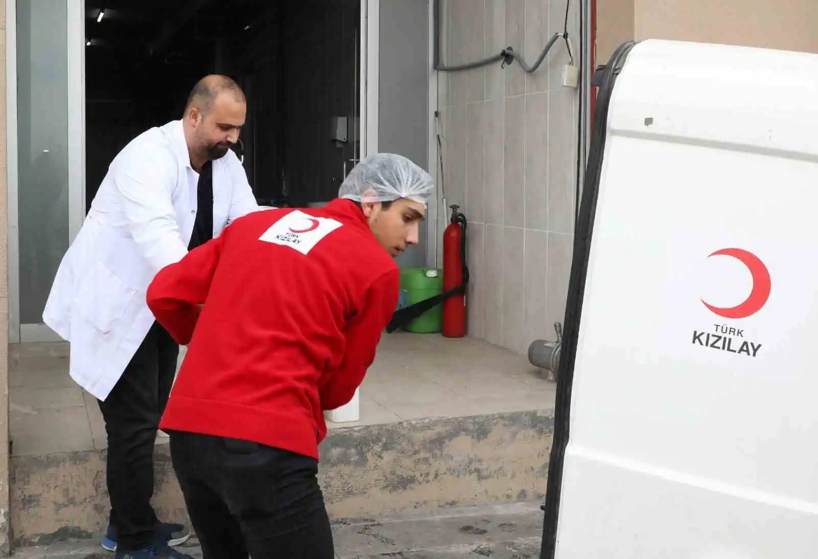 KAYÜ bağışçılardan temin ettiği sütü peynir yaparak depremzedelere gönderdi
