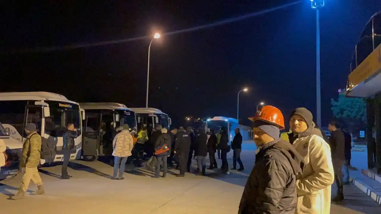 Kazma ve kürekle enkaz altındakilere umut oldular, o kahramanlar konuştu
