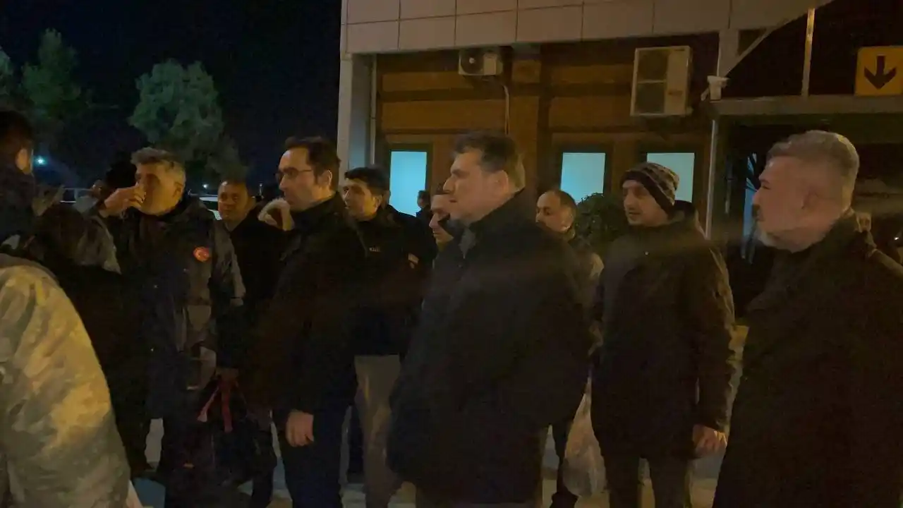 Kazma ve kürekle enkaz altındakilere umut oldular, o kahramanlar konuştu