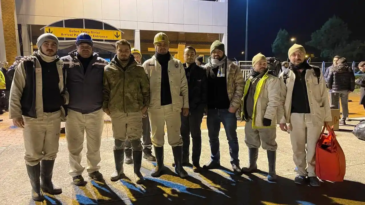 Kazma ve kürekle enkaz altındakilere umut oldular, o kahramanlar konuştu