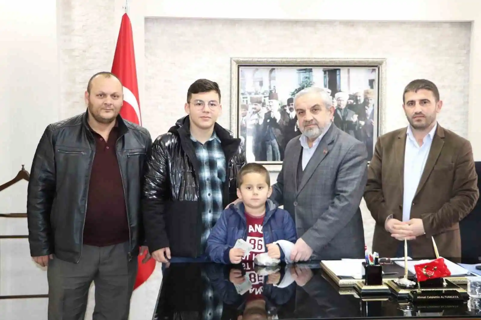 Kendi küçük, yüreği büyük