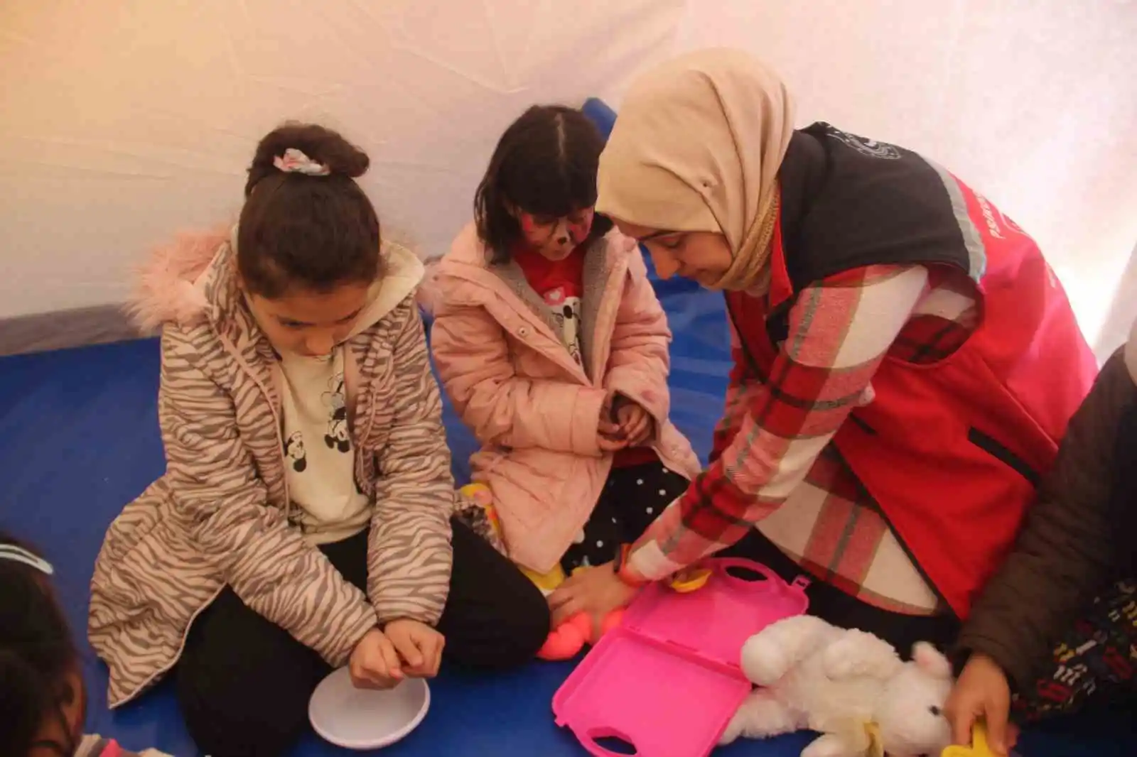 Kendi oyuncaklarını yazdıkları notlarla depremzede çocuklara gönderiyorlar