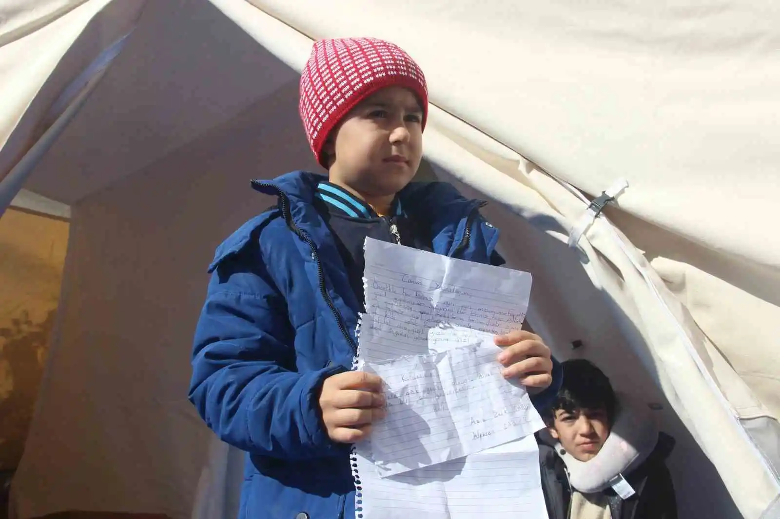 Kendi oyuncaklarını yazdıkları notlarla depremzede çocuklara gönderiyorlar