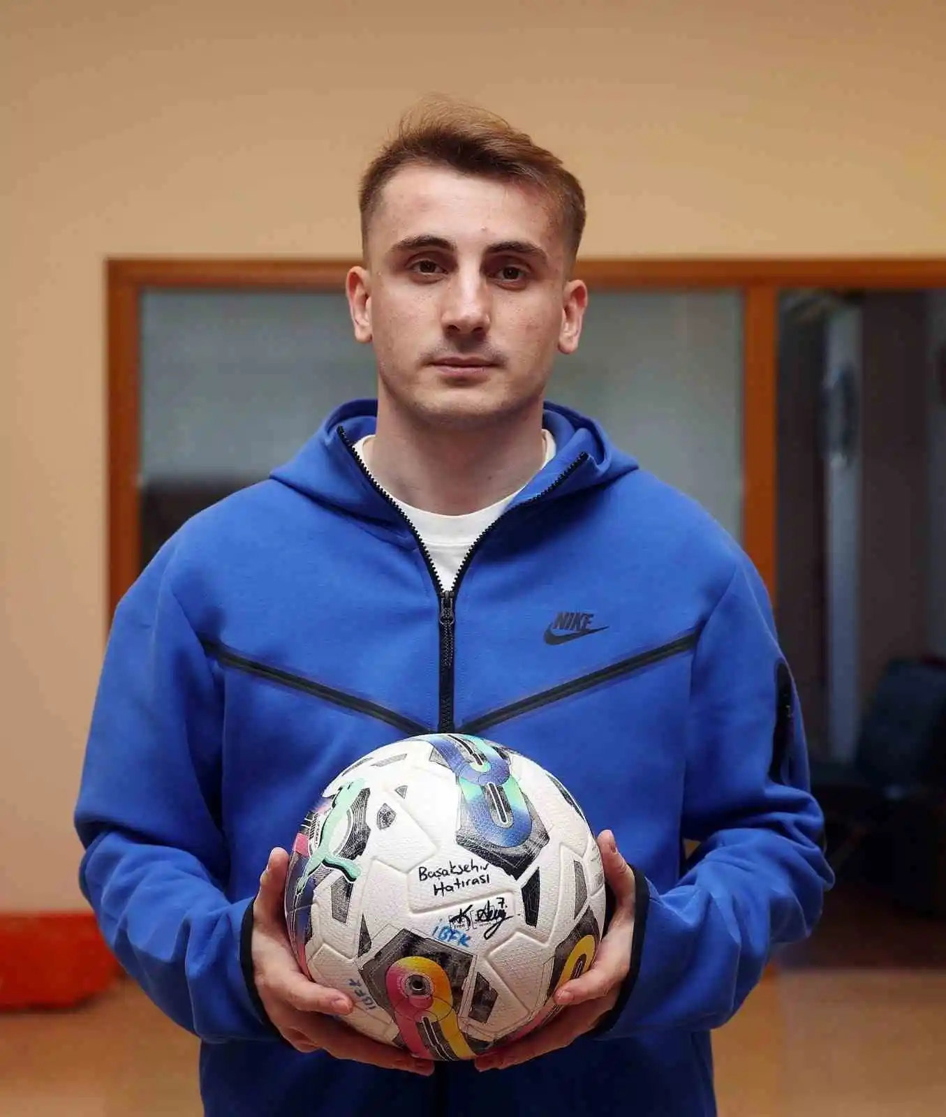 Kerem Aktürkoğlu, hat-trick yaptığı maçtaki topu depremzedeler için bağışladı