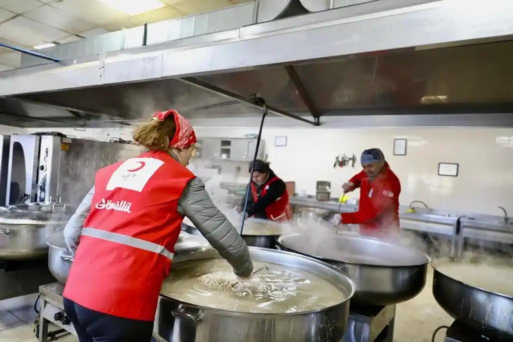 Kızılay afetzedelere sıcak yemek ulaştırmaya devam ediyor