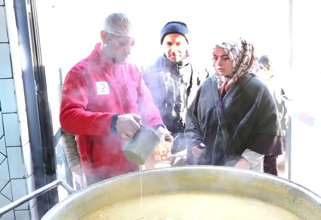 Kızılay afetzedelere sıcak yemek ulaştırmaya devam ediyor