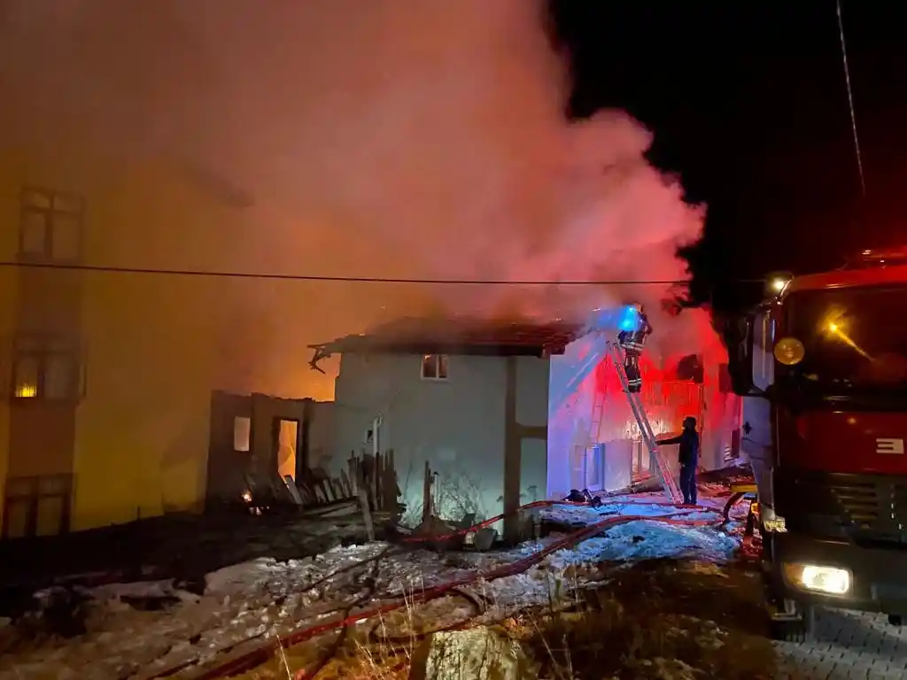 Kızılcahamam'da yangın paniği: Ahşap evler küle döndü
