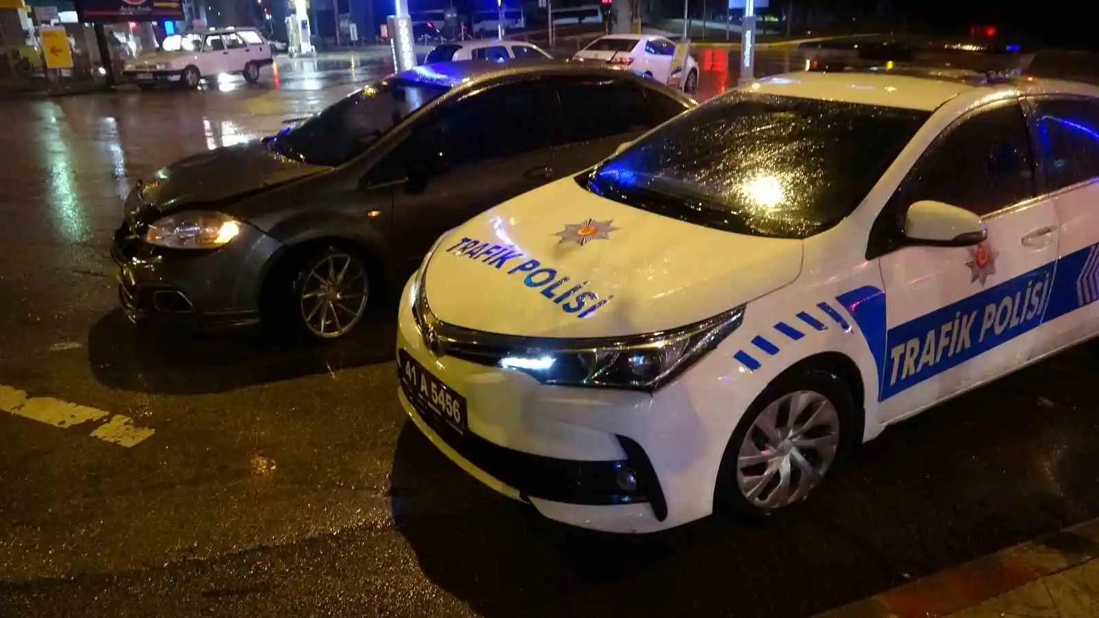 Kocaeli’de filim sahnelerini aratmayacak kovalamaca nefes kesti, 2 polis yaralandı