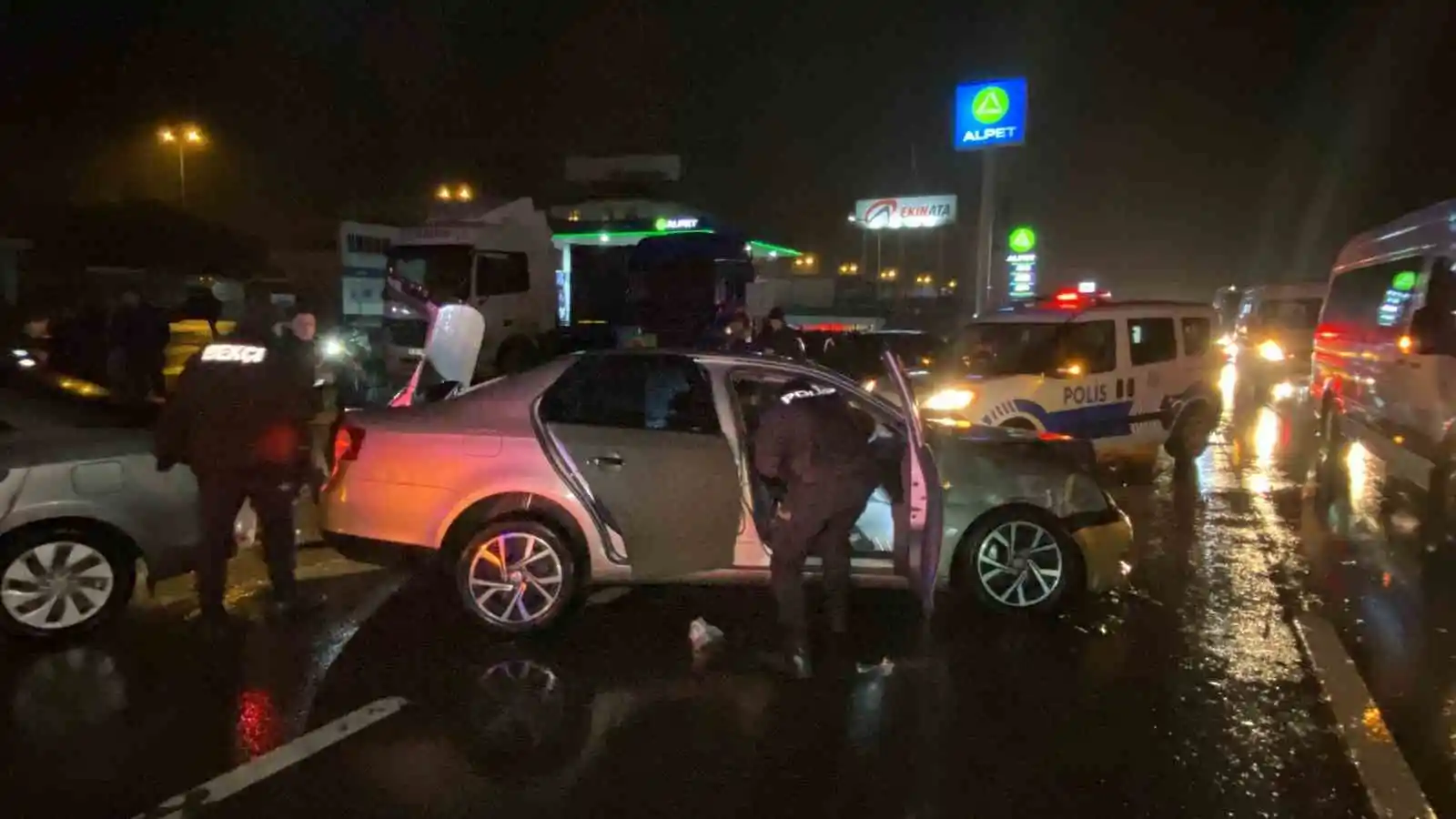 Kocaeli’de filim sahnelerini aratmayacak kovalamaca nefes kesti, 2 polis yaralandı