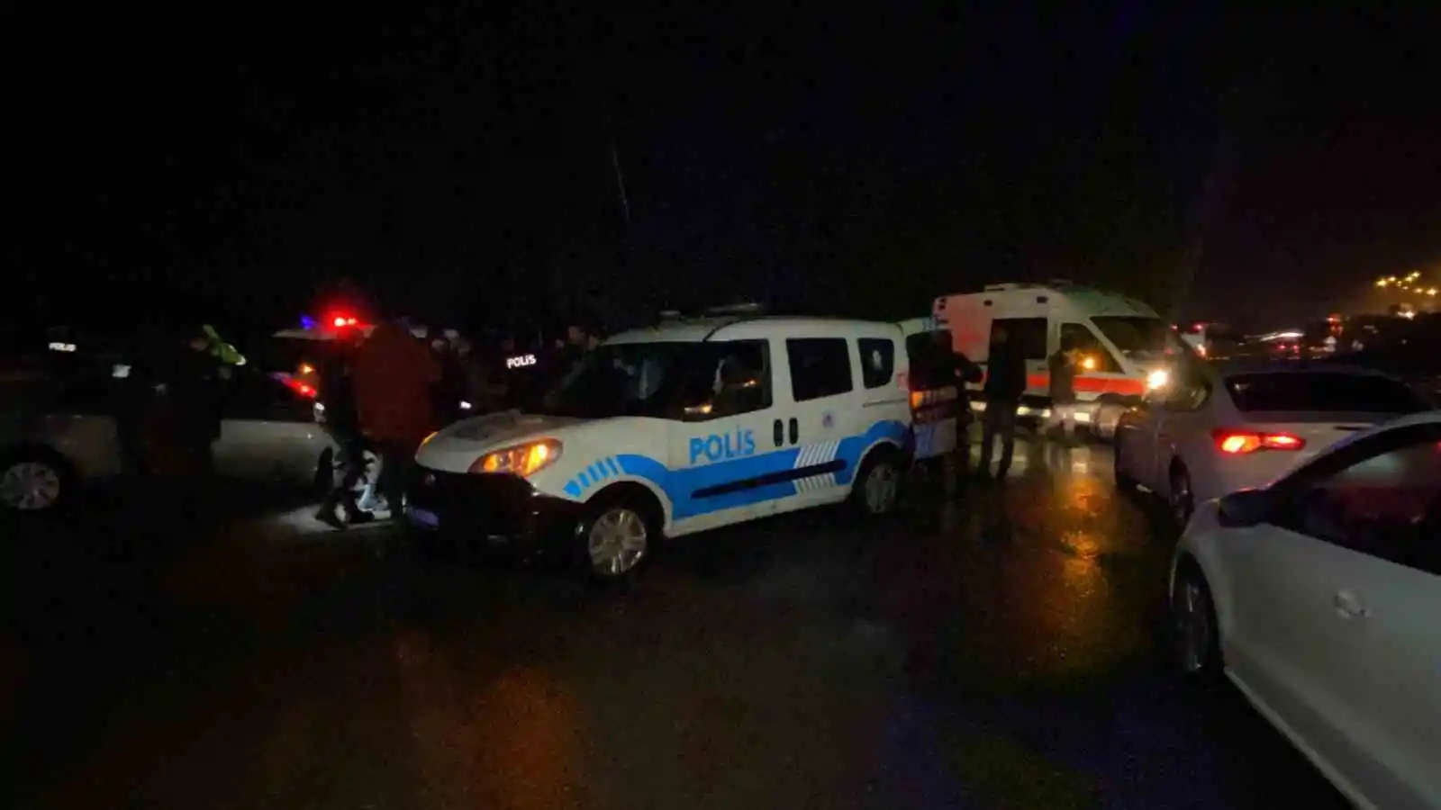 Kocaeli’de filim sahnelerini aratmayacak kovalamaca nefes kesti, 2 polis yaralandı