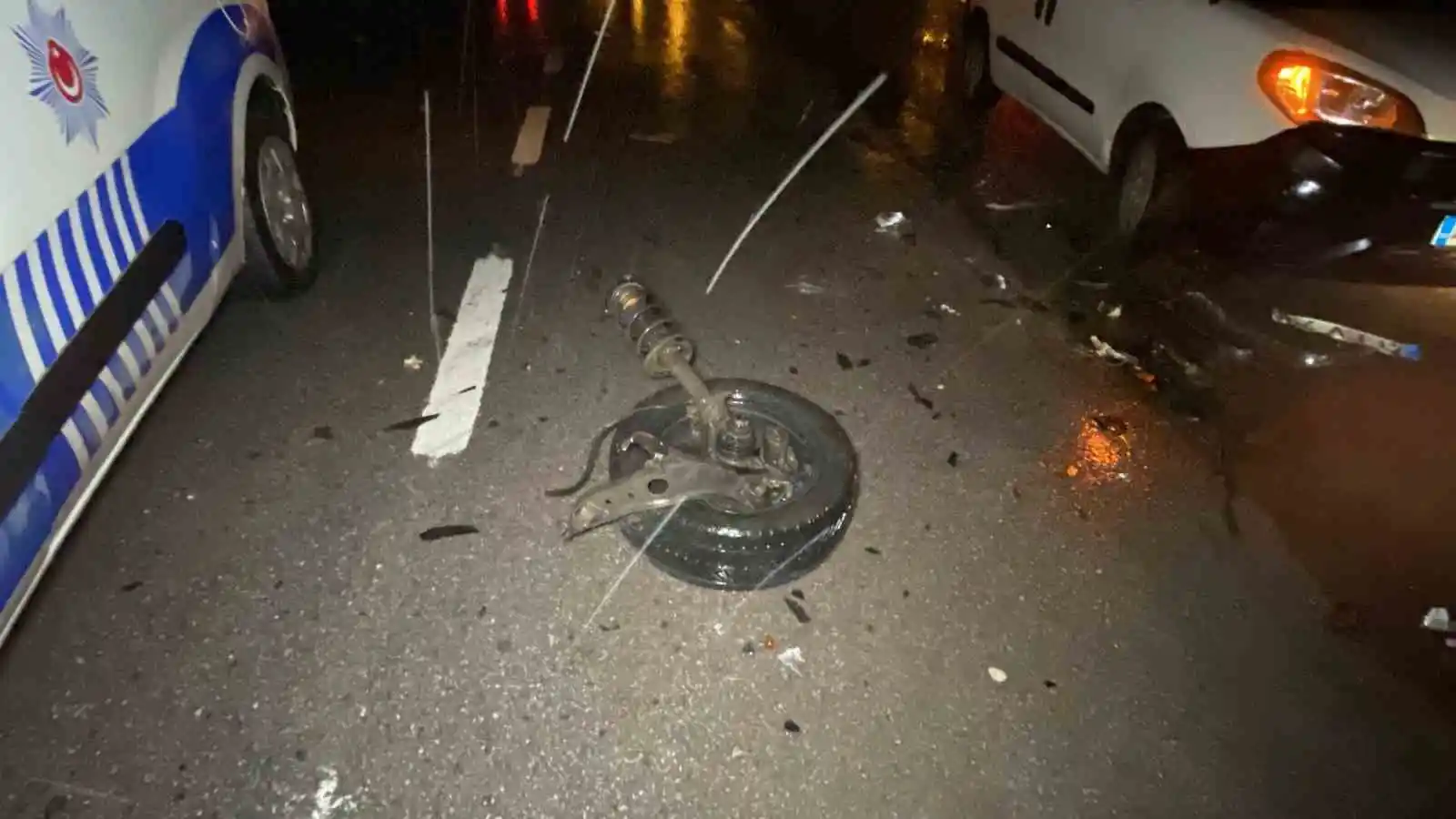 Kocaeli’de filim sahnelerini aratmayacak kovalamaca nefes kesti, 2 polis yaralandı