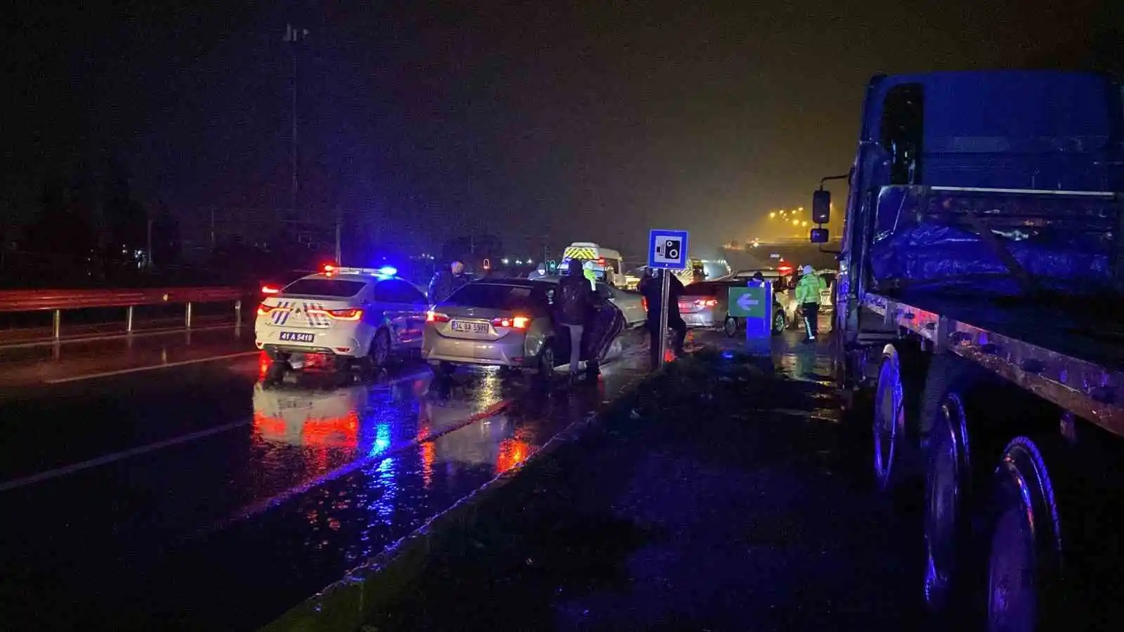 Kocaeli’de filim sahnelerini aratmayacak kovalamaca nefes kesti, 2 polis yaralandı