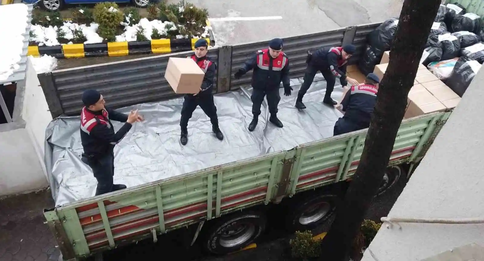 Kocaeli jandarması depremzedelerin yarasını sarmak için seferber oldu