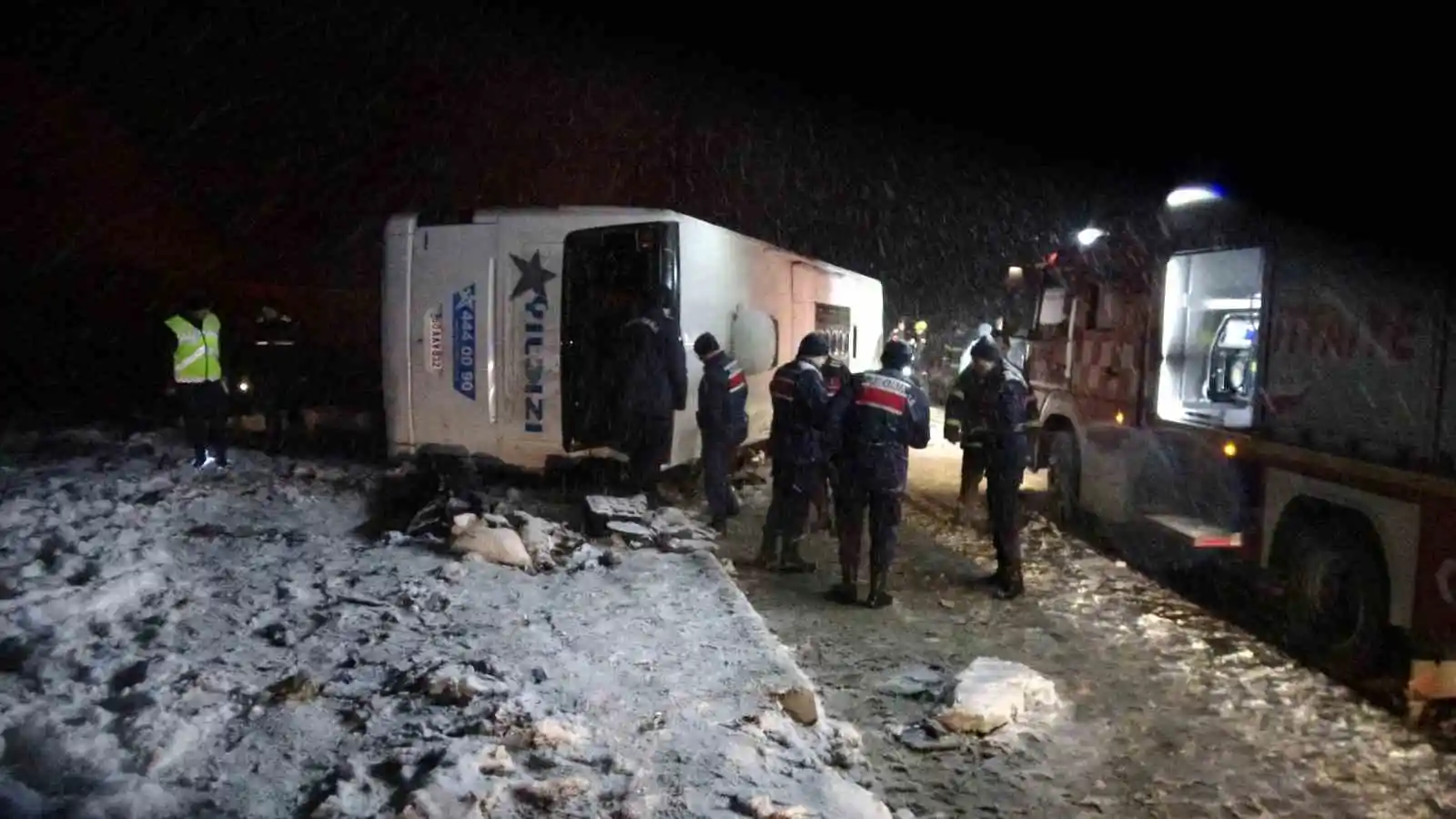 Kontrolden çıkan otobüs şarampole devrildi: Muavin öldü, 13 yolcu yaralandı
