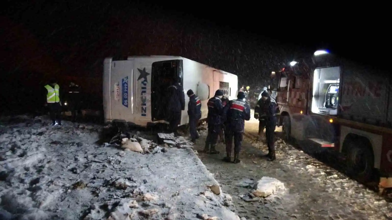 Kontrolden çıkan otobüs şarampole devrildi: Muavin öldü, 13 yolcu yaralandı