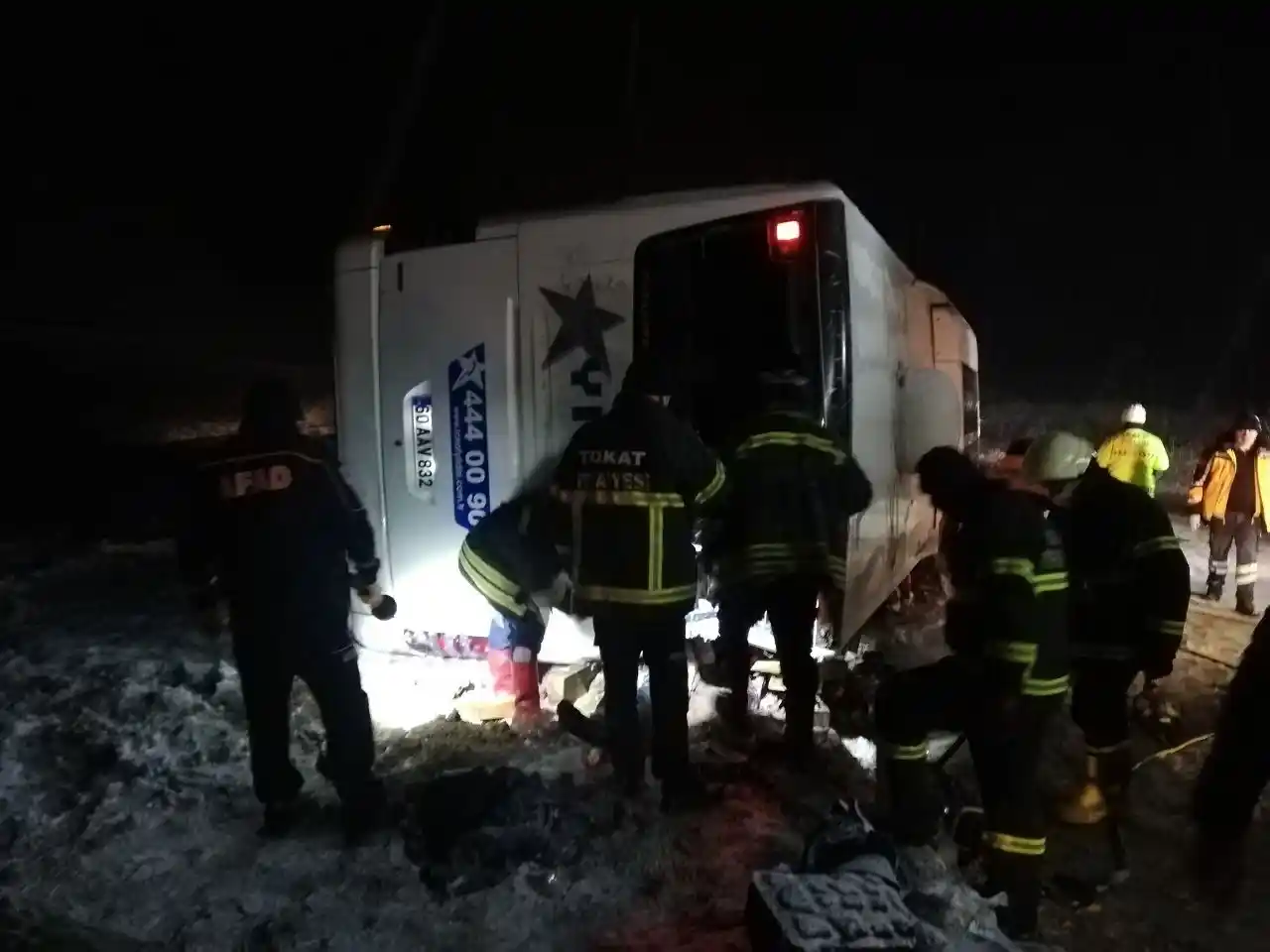 Kontrolden çıkan otobüs şarampole devrildi: Muavin öldü, 13 yolcu yaralandı