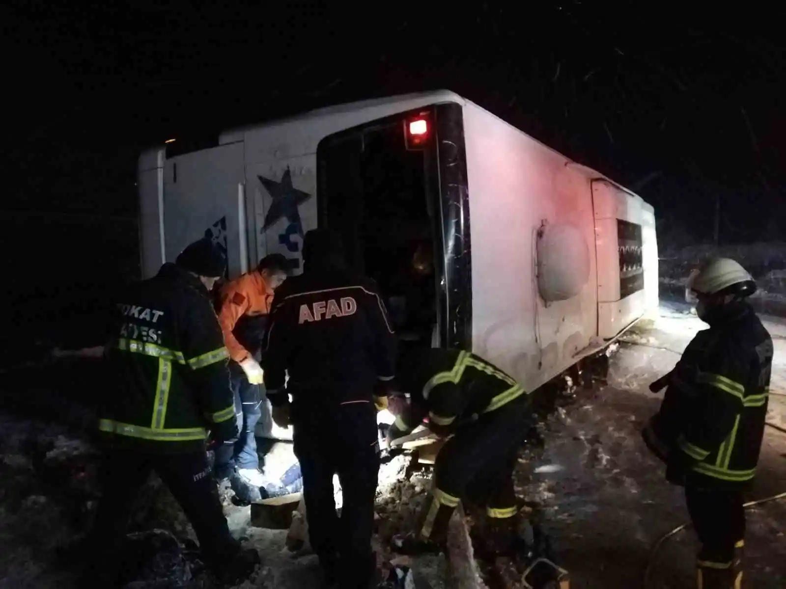 Kontrolden çıkan otobüs şarampole devrildi: Muavin öldü, 13 yolcu yaralandı