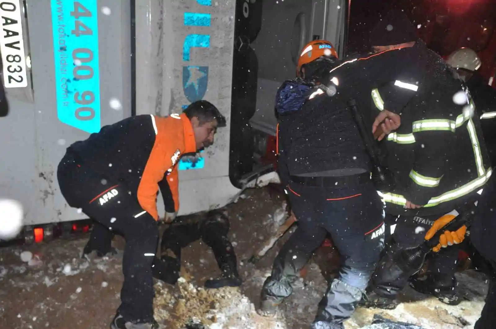 Kontrolden çıkan otobüs şarampole devrildi: Muavin öldü, 13 yolcu yaralandı