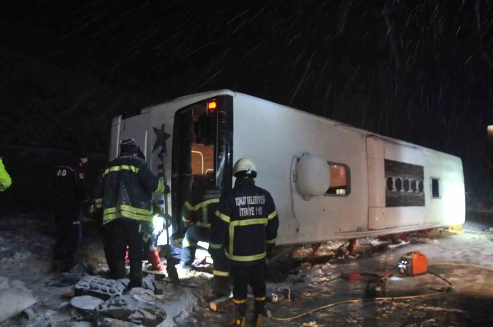 Kontrolden çıkan otobüs şarampole devrildi: Muavin öldü, 13 yolcu yaralandı
