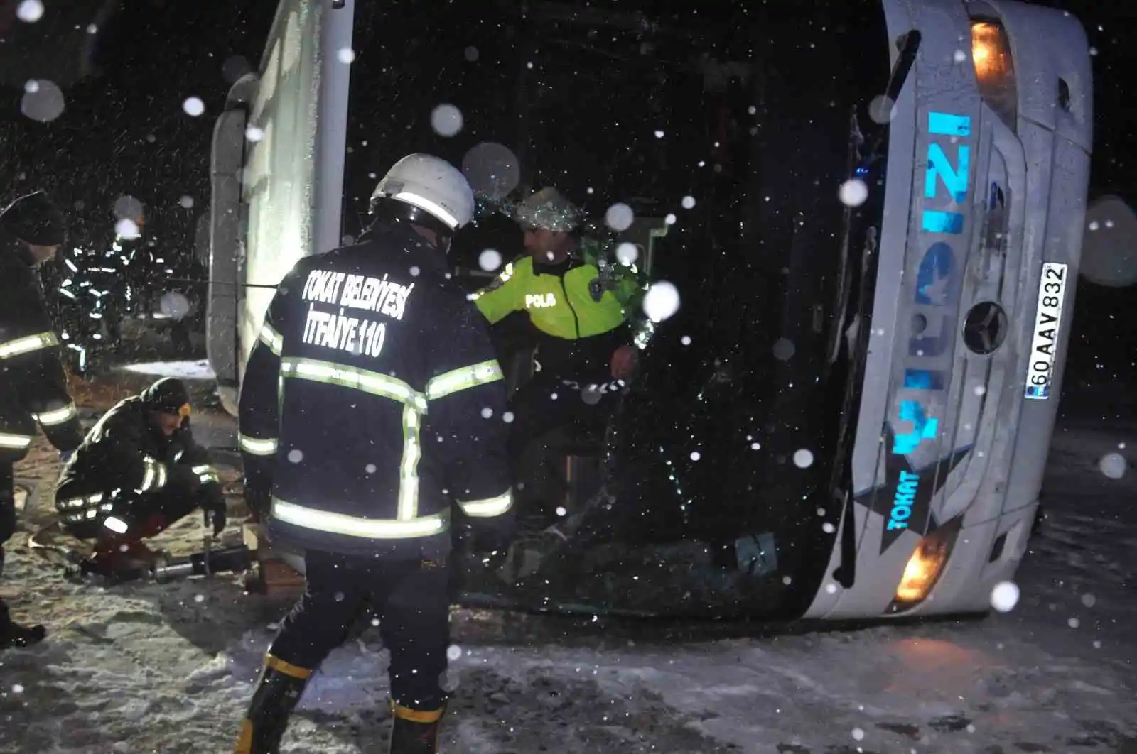 Kontrolden çıkan otobüs şarampole devrildi: Muavin öldü, 13 yolcu yaralandı
