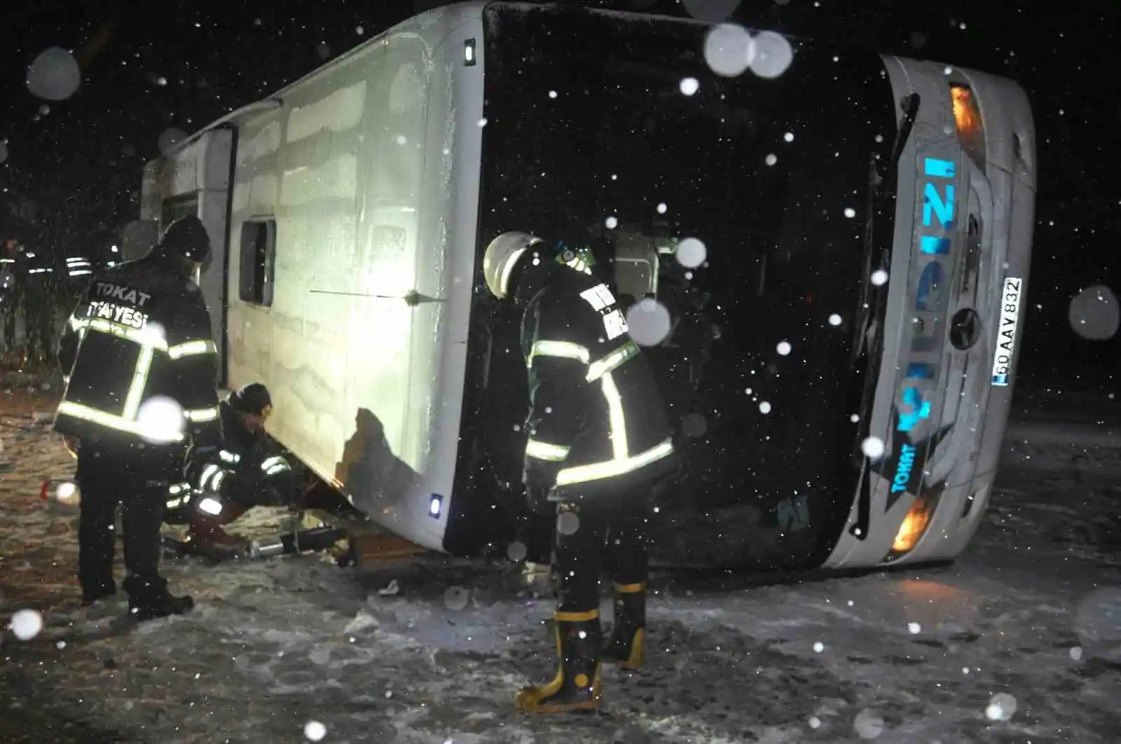 Kontrolden çıkan otobüs şarampole devrildi: Muavin öldü, 13 yolcu yaralandı