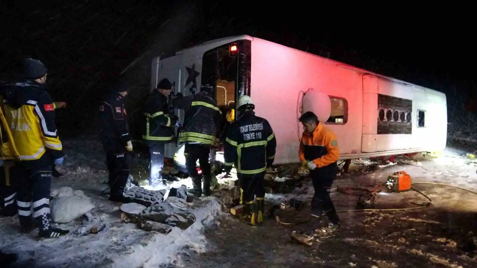 Kontrolden çıkan otobüs şarampole devrildi: Muavin öldü, 13 yolcu yaralandı
