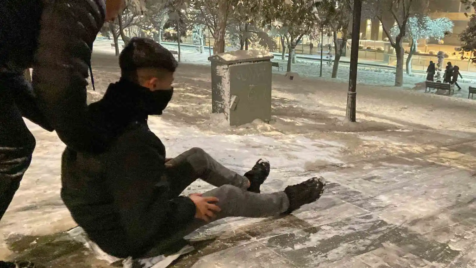 Konya’da naylon poşetli kayak keyfi