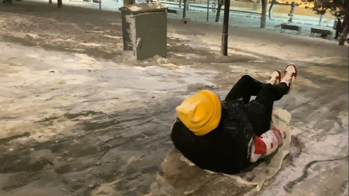 Konya’da naylon poşetli kayak keyfi