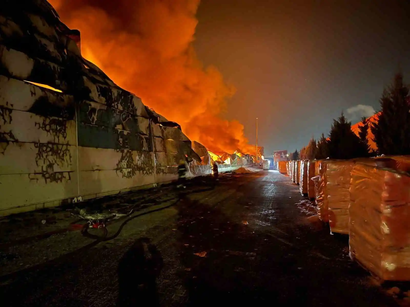 Konya'da plastik fabrikasında yangın
