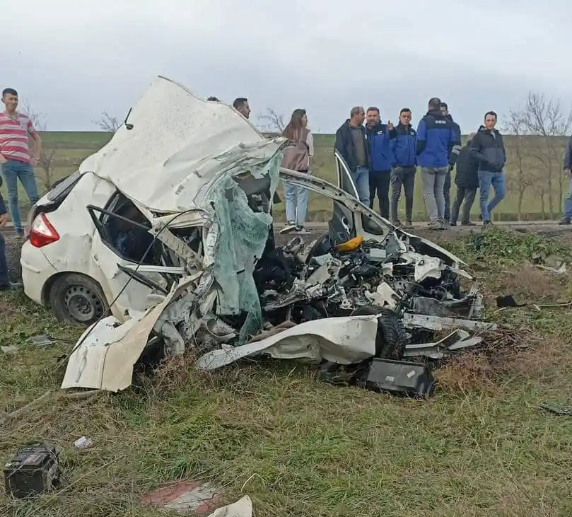 Köpeği ezmemek isterken karşı şeride geçip kamyonla çarpıştı: 1 yaralı
