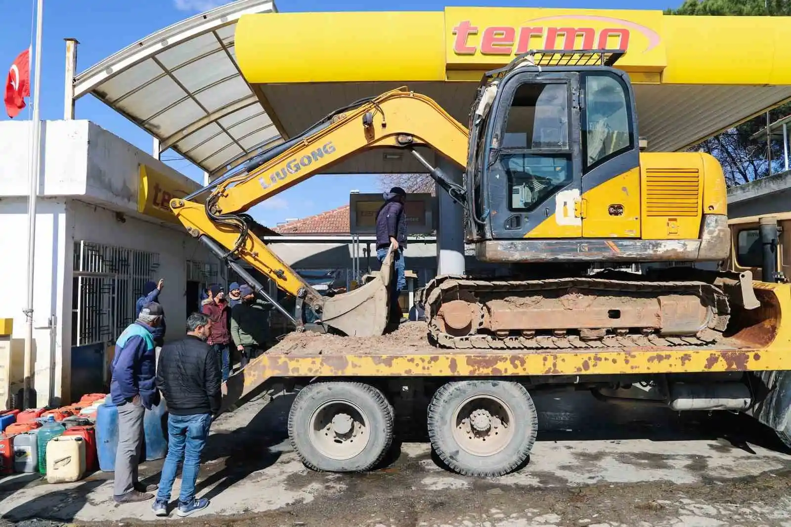 Köşk Belediyesi, 2 iş makinesini deprem bölgesine gönderdi
