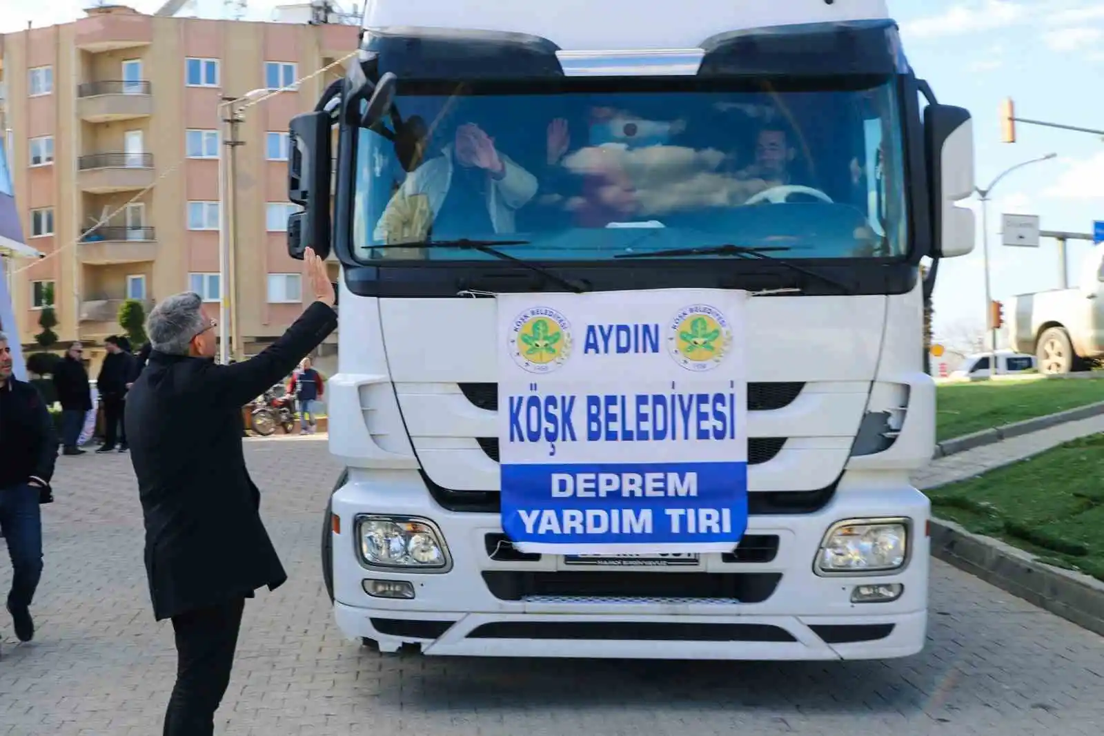 Köşk Belediyesi, 2 iş makinesini deprem bölgesine gönderdi