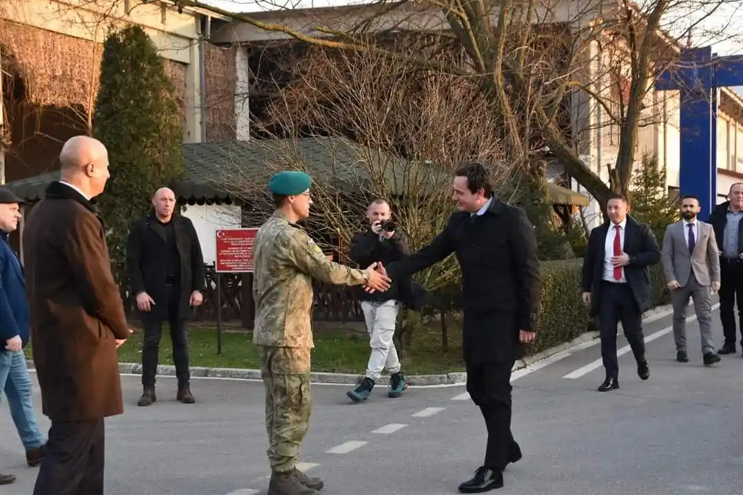 Kosova Başbakanı Kurti, Kosova'daki Türk askerine taziye ziyaretinde bulundu
