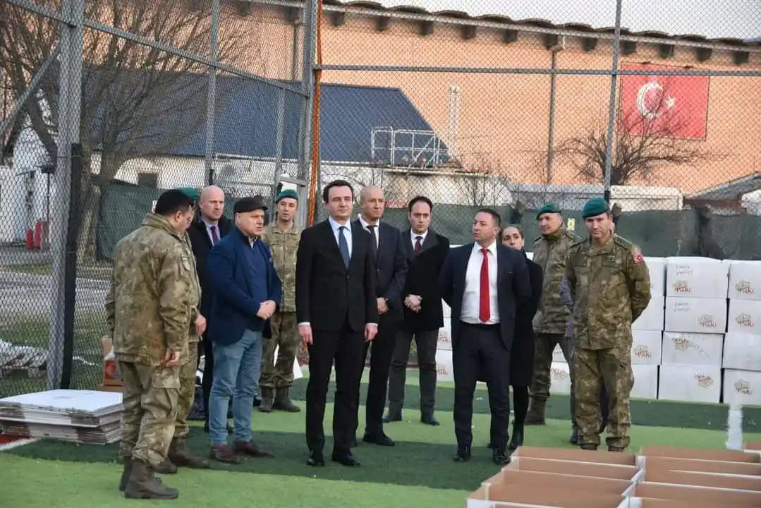 Kosova Başbakanı Kurti, Kosova’daki Türk askerine taziye ziyaretinde bulundu
