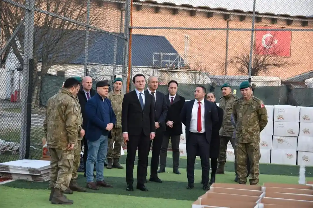 Kosova Başbakanı Kurti, Kosova’daki Türk askerine taziye ziyaretinde bulundu