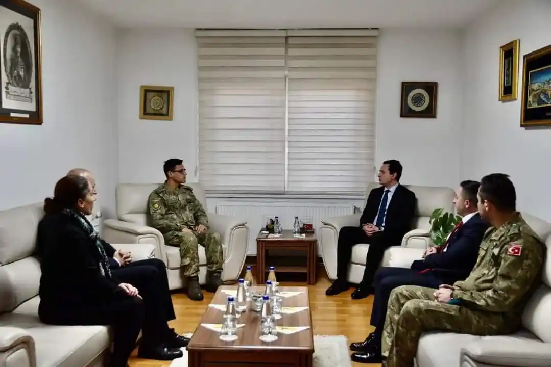 Kosova Başbakanı Kurti, Kosova’daki Türk askerine taziye ziyaretinde bulundu